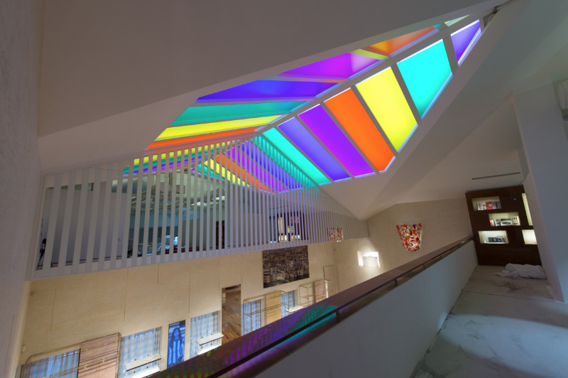 Daniel Buren colora la Fondation Louis Vuitton di Parigi. Le 3600 vele  dell'edificio di Frank Gehry ospitano un intervento dell'artista francese.  E il suo circo